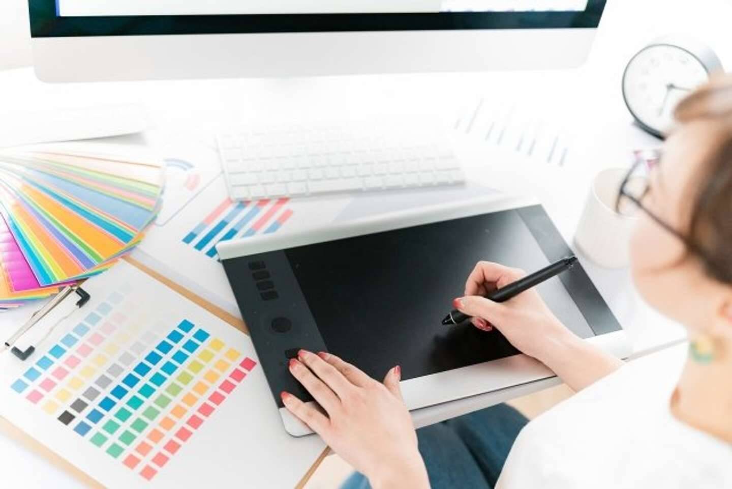 絵描き「片目が見えない...」→まさかの原因に12万人安心　「膝から崩れ落ちそう」「不覚にも笑ってしもた」