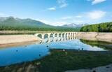 「「崩壊する」と言われ続けて数十年　水没と出現を繰り返す〝幻の橋〟は、静かに朽ちゆく北海道の絶景地」の画像1