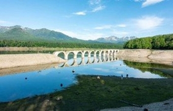 「崩壊する」と言われ続けて数十年　水没と出現を繰り返す〝幻の橋〟は、静かに朽ちゆく北海道の絶景地