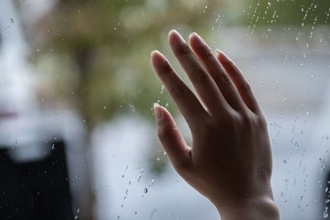 ずぶ濡れで歩く女子中学生たちの前に、いきなりマイクロバスが停車　「乗っちゃダメ」みんなをとめたけれど（熊本県・40代女性）