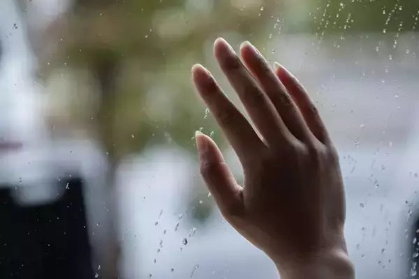 ずぶ濡れで歩く女子中学生たちの前に、いきなりマイクロバスが停車　「乗っちゃダメ」みんなをとめたけれど（熊本県・40代女性）