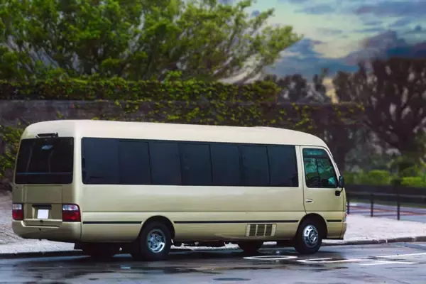 「ずぶ濡れで歩く女子中学生たちの前に、いきなりマイクロバスが停車　「乗っちゃダメ」みんなをとめたけれど（熊本県・40代女性）」の画像