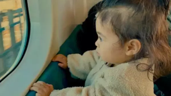 「「眠る赤ちゃんと、電車に興奮の3歳児。2人の子を連れて電車に乗った私に、若い女性が話しかけてきて...」（福島県・30代女性）」の画像