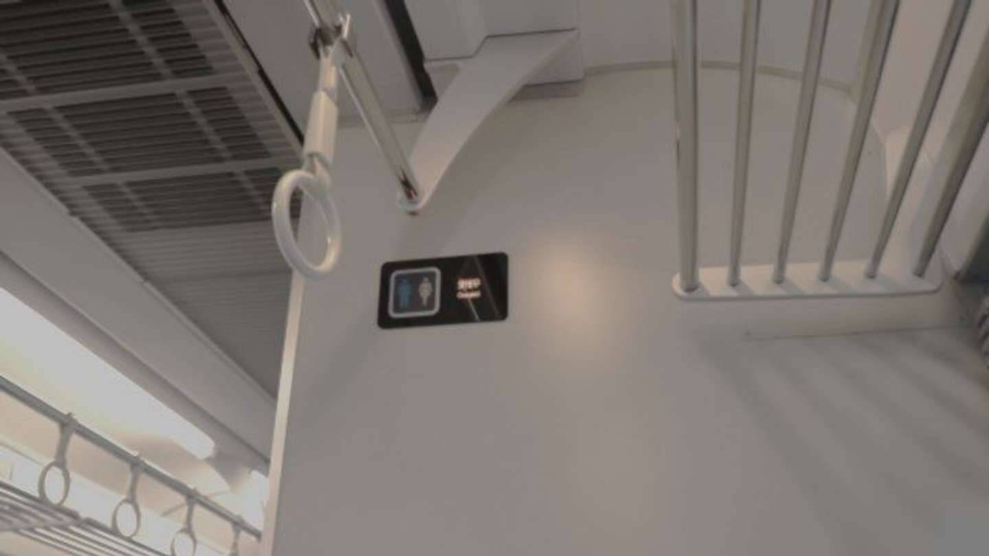 「眠る赤ちゃんと、電車に興奮の3歳児。2人の子を連れて電車に乗った私に、若い女性が話しかけてきて...」（福島県・30代女性）