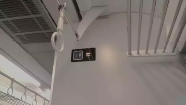 「「眠る赤ちゃんと、電車に興奮の3歳児。2人の子を連れて電車に乗った私に、若い女性が話しかけてきて...」（福島県・30代女性）」の画像