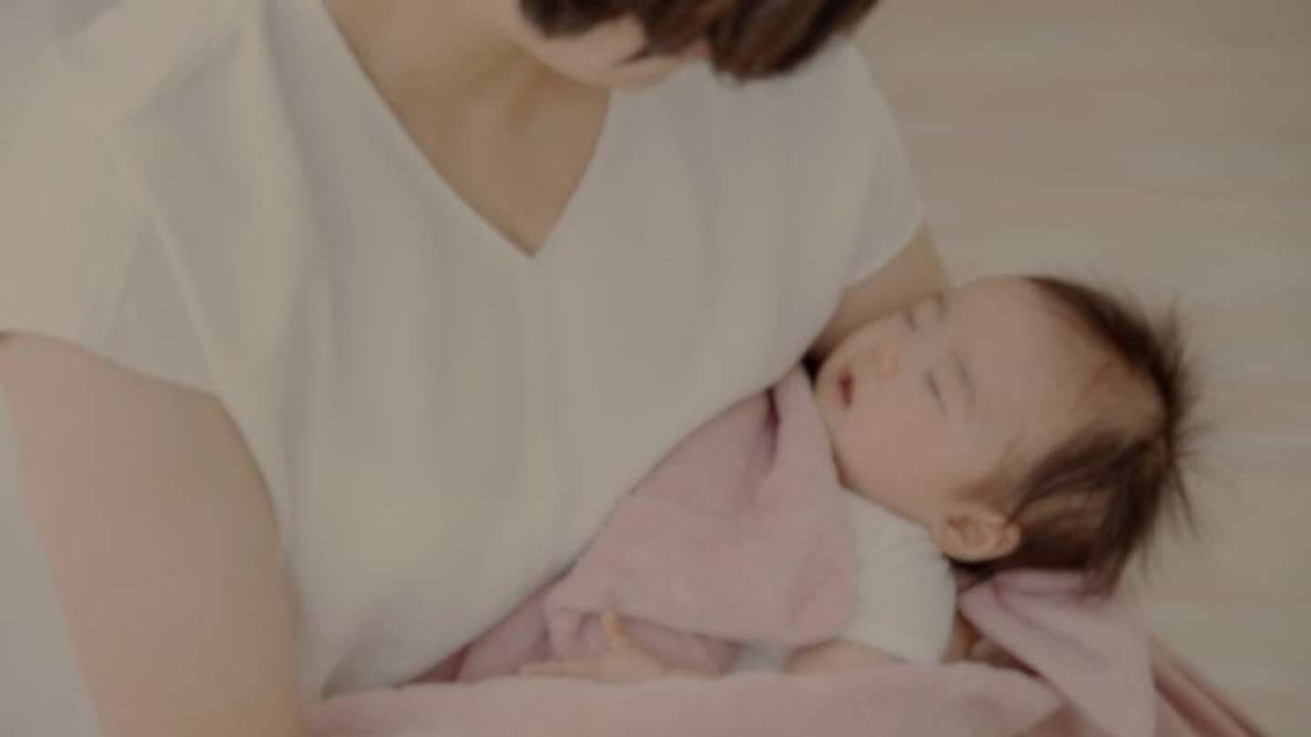 「眠る赤ちゃんと、電車に興奮の3歳児。2人の子を連れて電車に乗った私に、若い女性が話しかけてきて...」（福島県・30代女性）