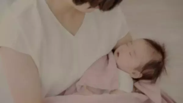 「「眠る赤ちゃんと、電車に興奮の3歳児。2人の子を連れて電車に乗った私に、若い女性が話しかけてきて...」（福島県・30代女性）」の画像