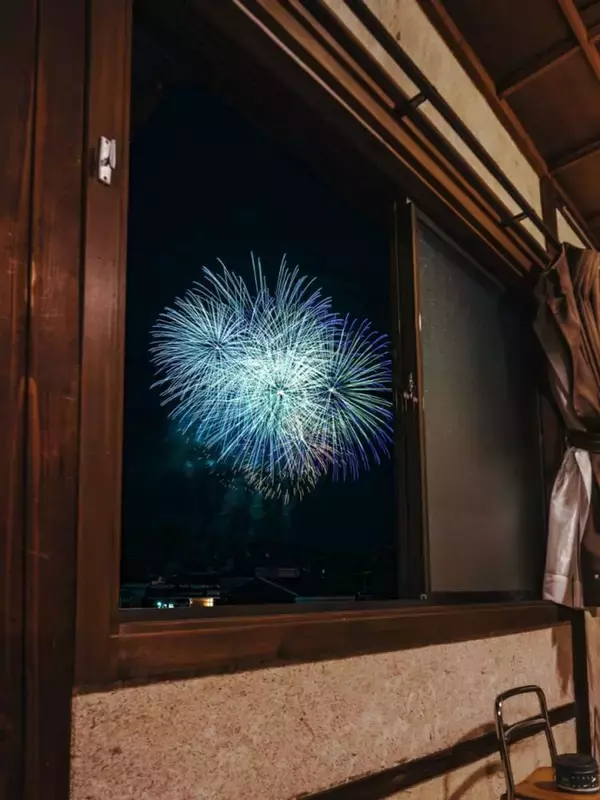 「なんて美しい思い出」「めっちゃエモい！」　〝夏の匂い〟が凝縮された花火写真が3.1万人の胸掴む
