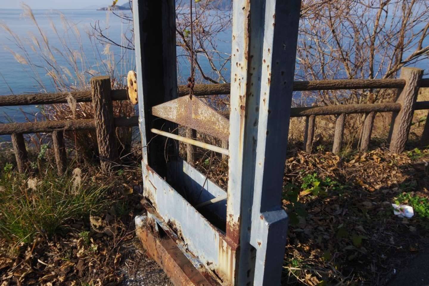 道路脇にまさかの ギロチン台 交通違反者を即座に処せちゃいそうな 謎の構造物 の正体とは 22年8月1日 エキサイトニュース