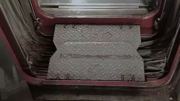 満席の電車、立っていたら気分が悪くなった短大生の私　うずくまってしまうと誰かに話しかけられて（岡山県・40代女性）