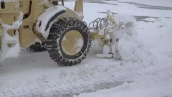 「乗るはずだった飛行機が欠航し、途方に暮れた私。近くにいた赤ちゃん連れの若い夫婦に話しかけると...」（愛知県・50代）