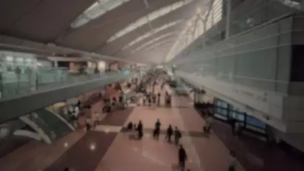 「「乗るはずだった飛行機が欠航し、途方に暮れた私。近くにいた赤ちゃん連れの若い夫婦に話しかけると...」（愛知県・50代）」の画像