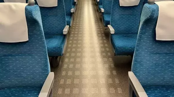 特急電車の後ろに座っているお姉さんたちが気になる　見たら気づかれた！すると降りるとき意外な行動に（静岡県・60代女性）