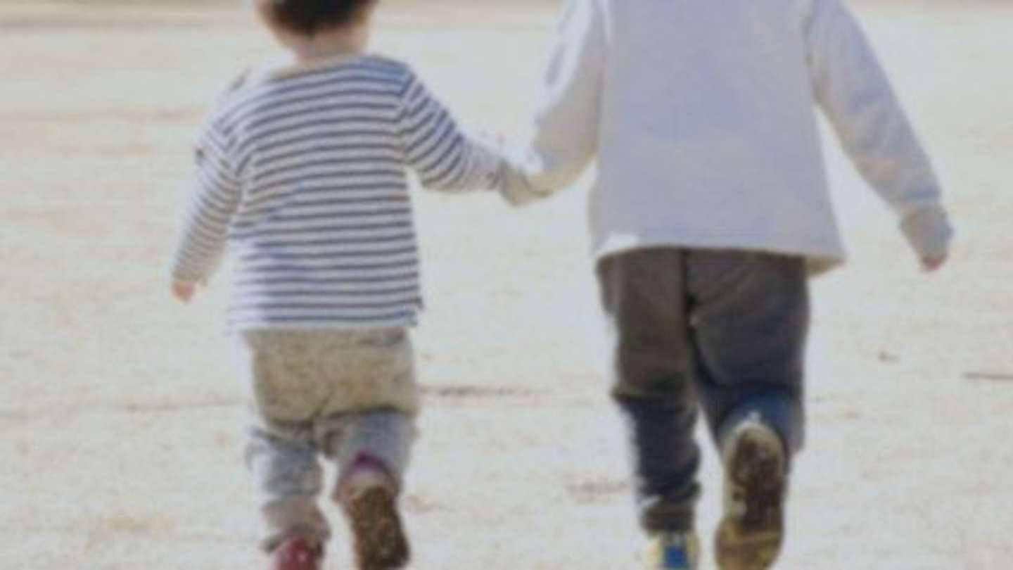 新幹線乗り場から急に走り出した兄弟　エスカレーターを下り、反対ホームの私をめがけてやって来る（青森県・50代男性）