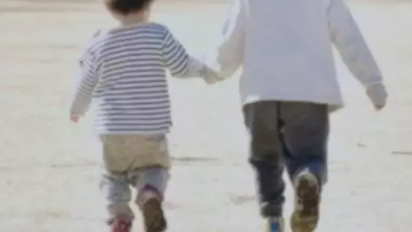 「新幹線乗り場から急に走り出した兄弟　エスカレーターを下り、反対ホームの私をめがけてやって来る（青森県・50代男性）」の画像