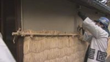 人気観光地も春の装いへ　石川・金沢市の長町武家屋敷跡で「こも」の取り外し作業