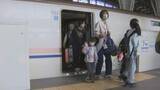 「連休入り込みピークの金沢駅　ホームもコンコースも帰省客や観光客で混雑」の画像1