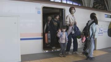 連休入り込みピークの金沢駅　ホームもコンコースも帰省客や観光客で混雑