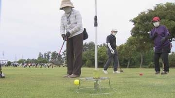 梅雨空のもとでプレー　石川・かほく市でペアでボールを打つグラウンドゴルフ大会