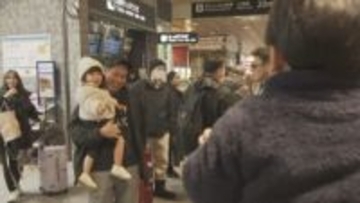 石川県年末年始の帰省ラッシュ始まる　金沢駅では久々の再会を喜ぶ人の姿が