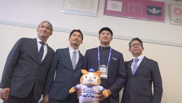 ドラフト会議で横浜DeNAベイスターズから2位指名　航空石川・保西雅則選手のもとに球団関係者が指名挨拶