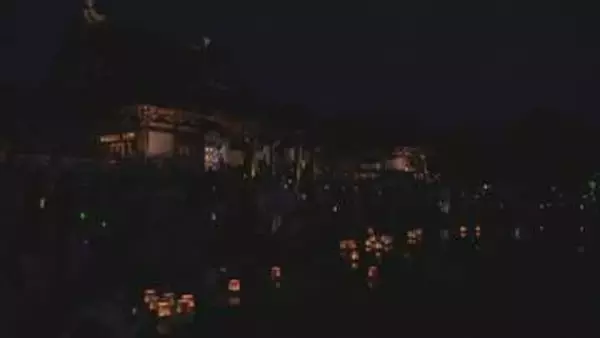 辺り一面が幻想的な光に　石川・津幡町の倶利迦羅不動寺で「万灯会」