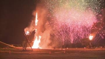 石川・「川北まつり」と「北國大花火川北大会」行われる　大かがり火が手取の夜を照らす