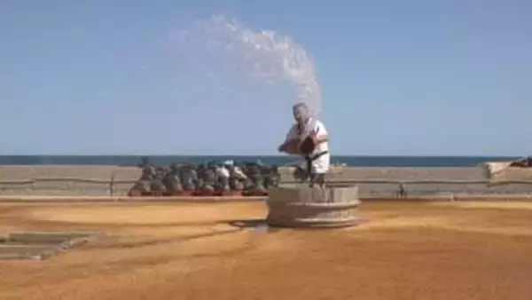 伝統の「揚浜式製塩」　石川・珠洲市で今シーズンの塩づくり始まる