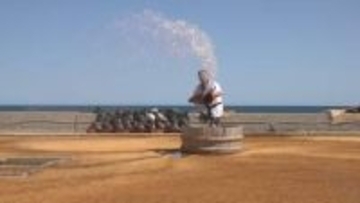 伝統の「揚浜式製塩」　石川・珠洲市で今シーズンの塩づくり始まる