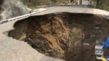 県道陥没現場を視察　石川・山野知事 ｢人が巻き込まれなくてよかった｣　速やかな対応指示