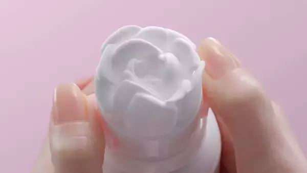 「洗顔の泡で3Dアート！ バラ形の泡が出る洗顔料が世界中で話題に」の画像