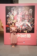 悠木碧、ピンクのドレス姿で登壇『まどマギ』10周年記念展