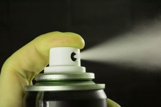 おならスプレーで学校を悪臭パニックに陥れた職員が逮捕（アメリカ）