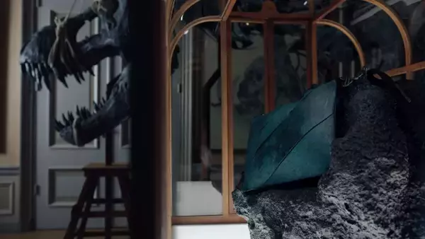ティラノサウルスの人工皮革ハンドバッグがついにお披露目！化石のタンパク質をもとに開発