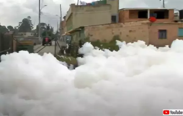 ひどい悪臭を放つ有毒な泡が街を漂う。近づかないよう当局が呼びかけ