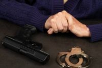 74歳の女性が銃を突きつけ銀行強盗。すぐに逮捕されるもオンライン詐欺被害者だった