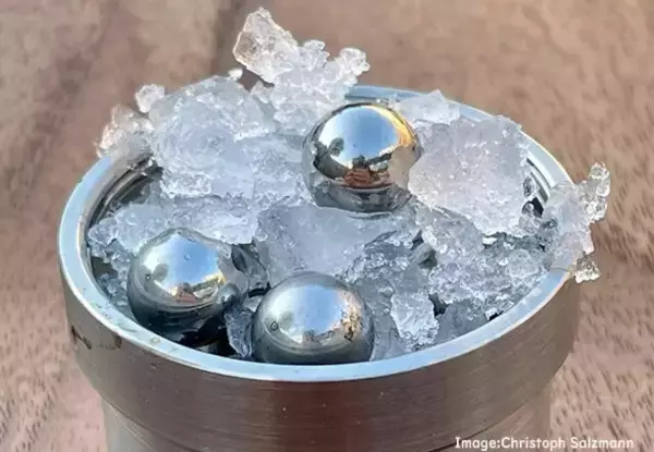 水に浮かばないし沈まない。まったく新しいタイプの氷を作成。宇宙で自然形成されている可能性も