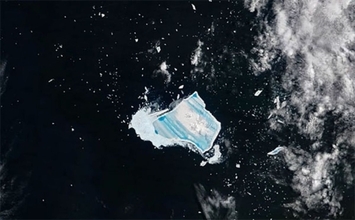 かつて世界最大だった巨大氷山が崩壊寸前。鮮やかな青色の縞模様に変化