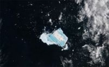 かつて世界最大だった巨大氷山が崩壊寸前。鮮やかな青色の縞模様に変化