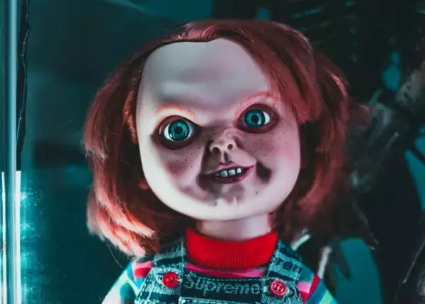 チャッキー人形がナイフを持って人々を脅しメキシコ警察に逮捕される