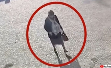 亡くなった母親に変装して年金を受け取り続けたイタリアの男