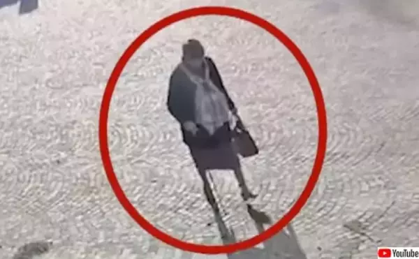 亡くなった母親に変装して年金を受け取り続けたイタリアの男