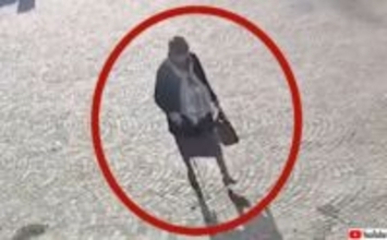 亡くなった母親に変装して年金を受け取り続けたイタリアの男