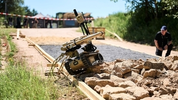 欧州とカナダ、20チームの軍用ロボットがスイス軍の訓練場で過酷な実地試験に挑む