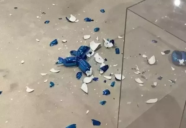 有名なアート作品「バルーンドッグ」を来場者が粉々に。560万円がガシャコーン！