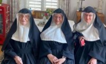 脱走した3人の修道女、SNSをやめることを条件に修道院に住む許可が出るがこれを拒否