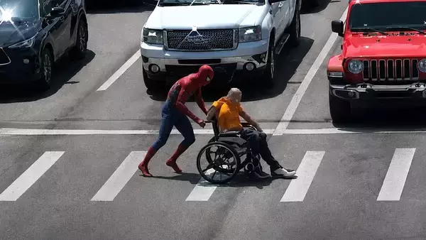 アメリカのスパイダーマン、交差点で立ち往生する車椅子の男性を素早く助ける