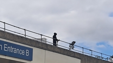 病院の屋上に死神が出現！？人々を凝視する姿が不気味すぎて逮捕