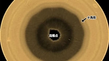 土星の南極上空に出現した「十角形の波」。北極の六角形に続く新たな謎