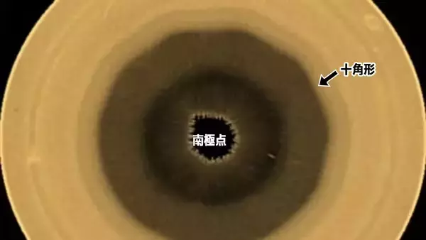 土星の南極上空に出現した「十角形の波」。北極の六角形に続く新たな謎